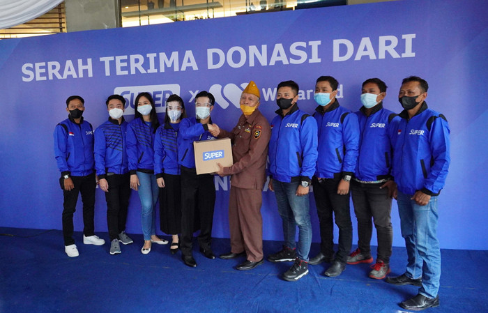 CEO Aplikasi Super, Steven Wongsoredjo menyerahkan donasi paket sembako dan prokes kepada Ketua LVRI Surabaya Subagyo di Surabaya, Jumat (5/11/2021).
