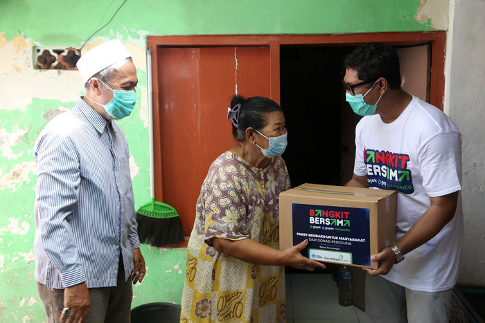 Gerakan Bangkitbersama Goto Bagikan Ribuan Paket Sembako Di Surabaya