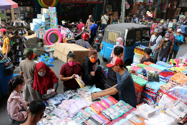 Aktivitas pedagang Kaki lima di kawasan Jalan Asemka raya Jakarta, Sabtu (6/11/2021).