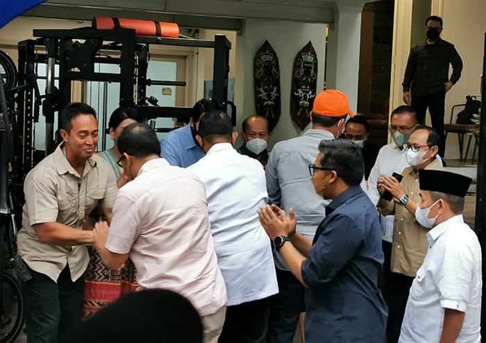 Ketua Komisi I DPR Meutya Hafid bersama sejumlah anggota Komisi I mengunjungi rumah calon panglima TNI Jenderal TNI Andika Perkasa di Jakarta Selatan.