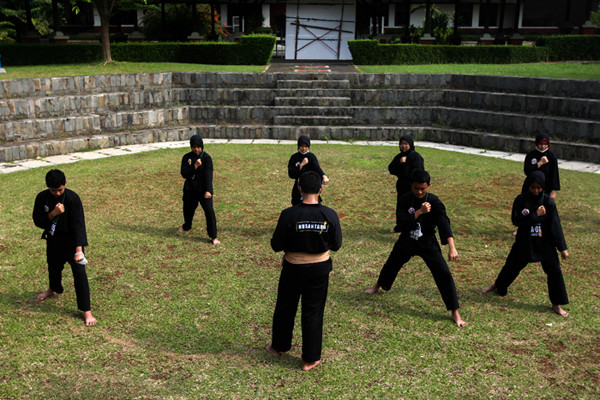 Sejumlah anak saat mengikuti ujian pelantikan Keluarga Pencak Silat Nusantara di Padepokan Pencak Silat, Jakarta Timur, Minggu (7/11/2021).