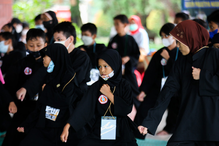 Sejumlah anak saat mengikuti ujian pelantikan Keluarga Pencak Silat Nusantara di Padepokan Pencak Silat, Jakarta Timur, Minggu (7/11/2021).