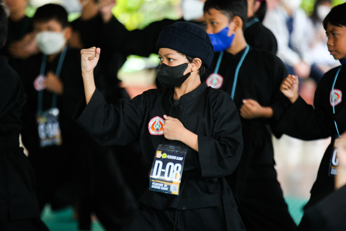 Sejumlah anak saat mengikuti ujian pelantikan Keluarga Pencak Silat Nusantara di Padepokan Pencak Silat, Jakarta Timur, Minggu (7/11/2021).