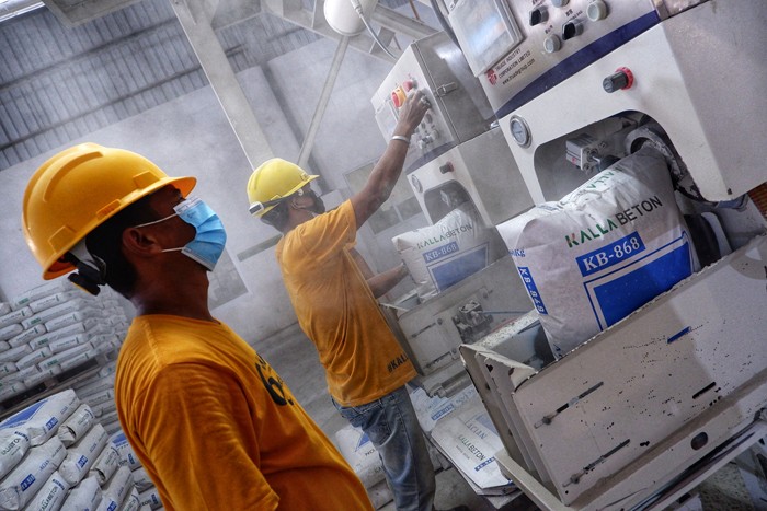Aktivitas produksi Bata Ringan di pabrik Kalla Beton, Makassar, Senin (8/11/2021).