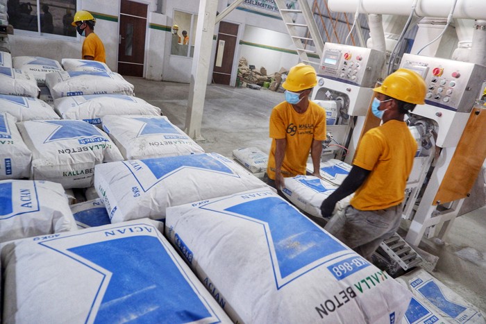 Aktivitas produksi Bata Ringan di pabrik Kalla Beton, Makassar, Senin (8/11/2021).