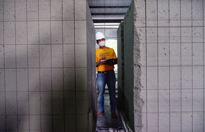 Aktivitas produksi Bata Ringan di pabrik Kalla Beton, Makassar, Senin (8/11/2021).