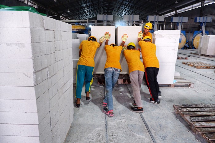 Aktivitas produksi Bata Ringan di pabrik Kalla Beton, Makassar, Senin (8/11/2021).
