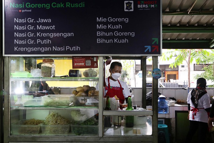 Cangkruan #BangkitBersama di Sentra Wisata Kuliner (SWK) Dharmahusada, Kelurahan Mojo, Kecamatan Gubeng, Kota Surabaya, Jawa Timur, Senin (8/11/2021).