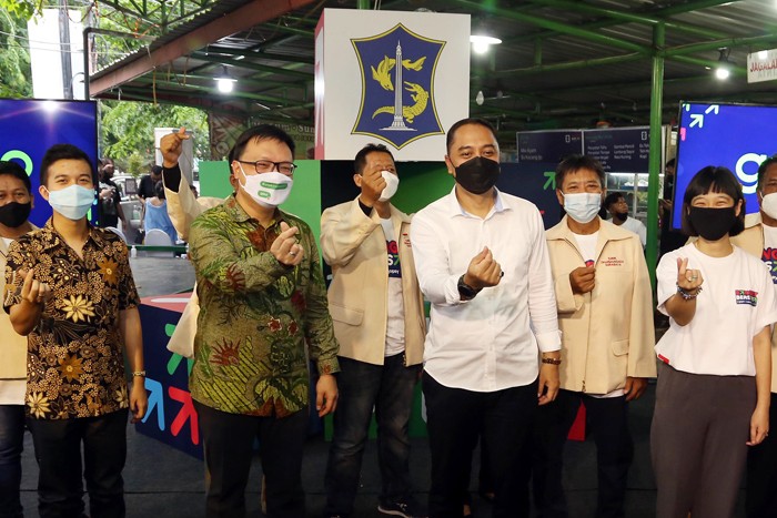 Cangkruan #BangkitBersama di Sentra Wisata Kuliner (SWK) Dharmahusada, Kelurahan Mojo, Kecamatan Gubeng, Kota Surabaya, Jawa Timur, Senin (8/11/2021).