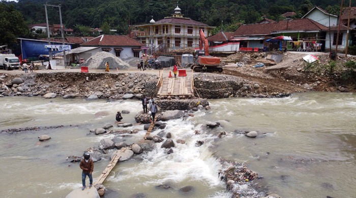 Foto udara saat warga melintasi sungai Ciberang melalui jembatan darurat yang putus akibat derasnya air sungai di Kampung Muhara, Kabupaten Lebak.