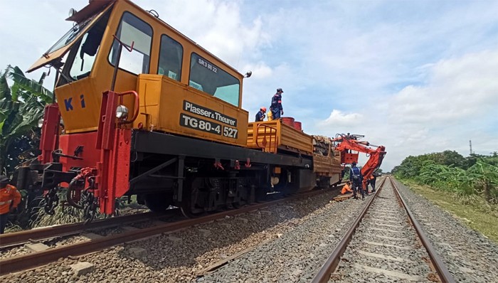 PT KAI (Persero) Daop 1 Jakarta melakukan berbagai upaya yang mengedepankan keselamatan untuk mewujudkan perjalanan kereta api (KA) yang lancar dan terkendali.