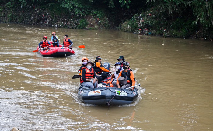 Susur sungai di sungai Ciliwung, Condet, Jakarta Timur, Selasa (9/11/2021).
