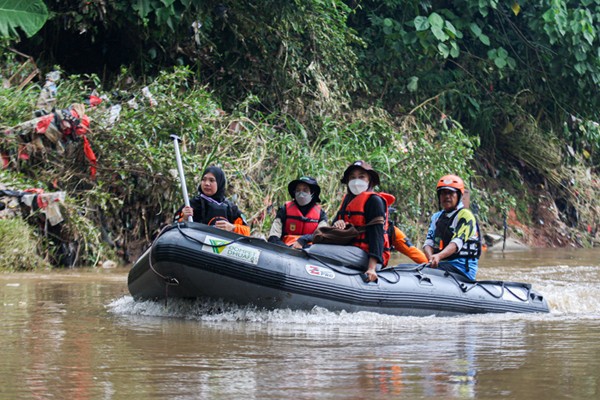Susur sungai di sungai Ciliwung, Condet, Jakarta Timur, Selasa (9/11/2021).
