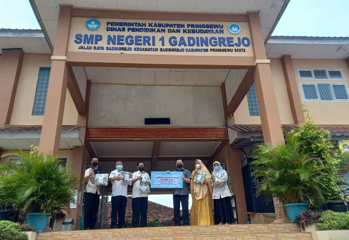 PT Bank Central Asia Tbk (BCA) yang menaungi sejumlah sekolah dalam program Sekolah Binaan BCA pun menyambut baik kegiatan belajar mengajar tatap muka.