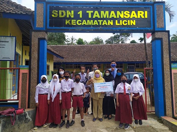 PT Bank Central Asia Tbk (BCA) yang menaungi sejumlah sekolah dalam program Sekolah Binaan BCA pun menyambut baik kegiatan belajar mengajar tatap muka.