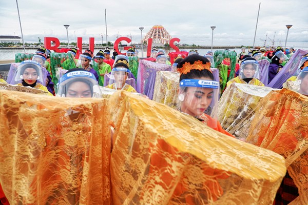 Sejumlah penari dengan pakaian adat Sulsel melakukan gladi persembahan sebelum tampil pada perayaan HUT Makassar di Pantai Losari, Makassar, Selasa (9/11/2021).