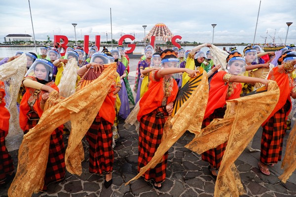 Sejumlah penari dengan pakaian adat Sulsel melakukan gladi persembahan sebelum tampil pada perayaan HUT Makassar di Pantai Losari, Makassar, Selasa (9/11/2021).