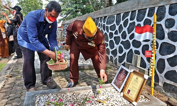 Pemasangan bambu runcing di atas pusara 7 Legiun Veteran RI Pejuang Kemerdekaan RI (PKRI) di Makam Keluarga Besar Brigade XVII Ex TNI/Tentara Pelajar.