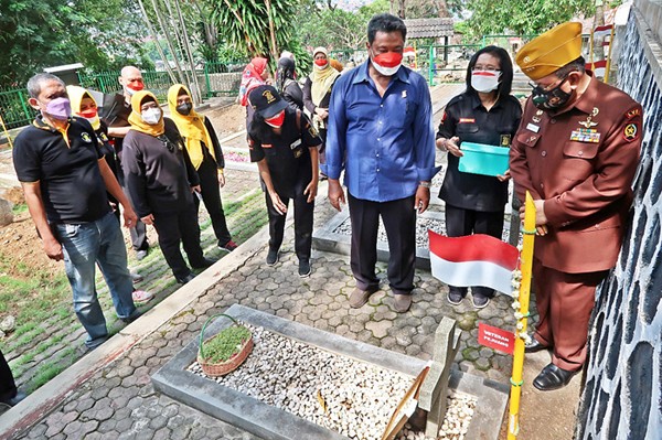 Pemasangan bambu runcing di atas pusara 7 Legiun Veteran RI Pejuang Kemerdekaan RI (PKRI) di Makam Keluarga Besar Brigade XVII Ex TNI/Tentara Pelajar.