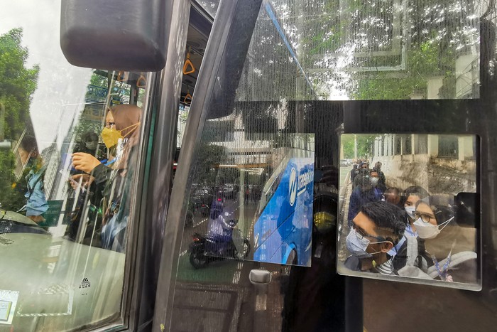 Penumpang saat mengantri masuk Transjakarta di kawasan Jakarta Pusat, Selasa (9/11/2021).