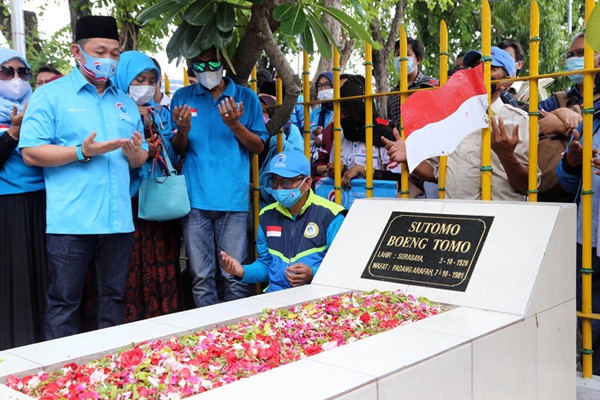 Ketua Umum Partai Gelombang Rakyat Indonesia Muhammad Anis Matta menabur bunga ketika ziarah dan doa bersama ziarah di makam Pahlawan Nasional Dr Sutomo.
