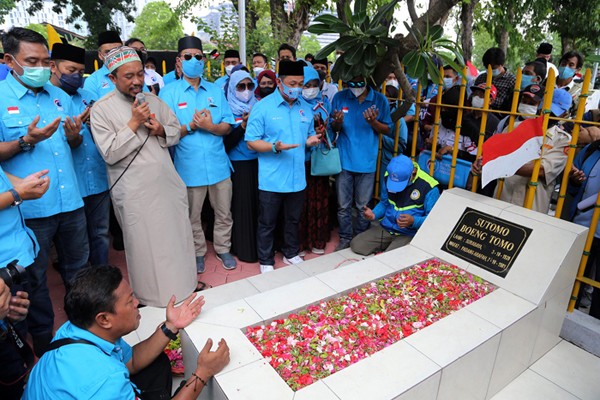 Ketua Umum Partai Gelombang Rakyat Indonesia Muhammad Anis Matta menabur bunga ketika ziarah dan doa bersama ziarah di makam Pahlawan Nasional Dr Sutomo.