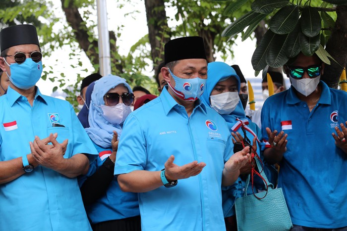 Ketua Umum Partai Gelombang Rakyat Indonesia Muhammad Anis Matta menabur bunga ketika ziarah dan doa bersama ziarah di makam Pahlawan Nasional Dr Sutomo.