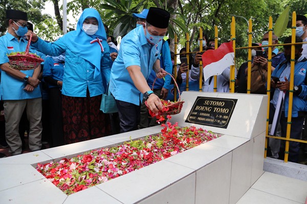 Ketua Umum Partai Gelombang Rakyat Indonesia Muhammad Anis Matta menabur bunga ketika ziarah dan doa bersama ziarah di makam Pahlawan Nasional Dr Sutomo.