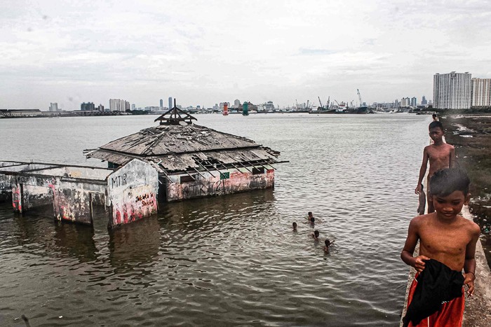 Sejumlah anak-anak sedang bermain di kawasan Tanggul Laut Muara Baru, Jakarta Utara, Rabu (10/11/2021).