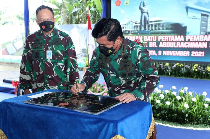Panglima TNI Marsekal TNI Hadi Tjahjanto meletakan Batu Pertama dan Penandatanganan Prasasti Pembangunan RSAU Prof. DR. Abdulrachman Saleh.