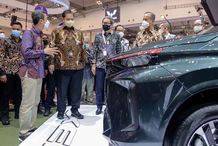 Menteri Koordinator Bidang Perekonomian Airlangga Hartarto memberikan sambutan saat opening ceremony GIIAS 2021 di ICE, BSD, Tangerang, Kamis (11/11/2021).