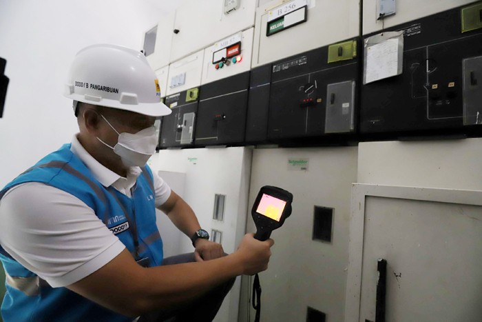 General Manager PLN UID Jakarta Raya Doddy B Pangaribuan (kiri) bersama petugas mengecek Gardu distribusi PLN di Rumah Pompa Waduk Pluit, Jakata Utara.