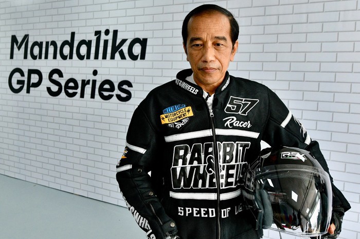 Presiden Joko Widodo mengendarai sepeda motor custom Kawasaki W175 saat mencoba lintasan sirkuit.