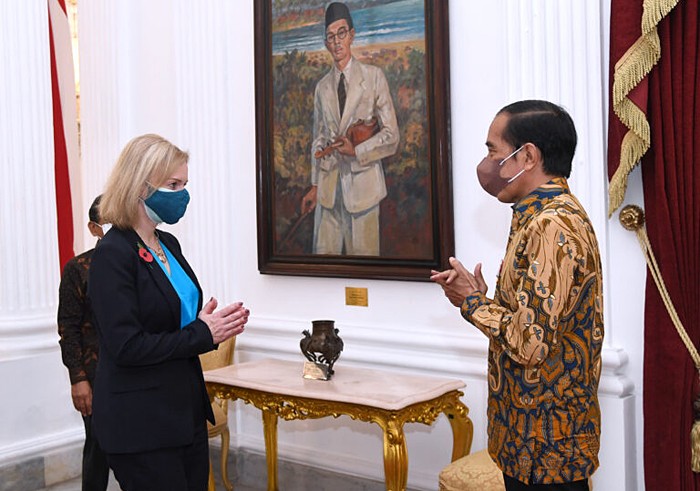 Presiden Joko Widodo menerima kunjungan kehormatan Menteri Luar Negeri Inggris Elizabeth Truss di Istana Merdeka, Jakarta, pada Kamis, 11 November 2021.