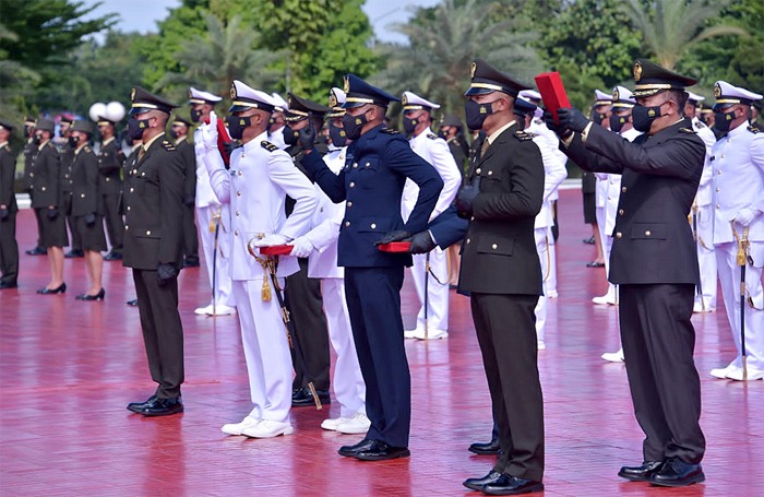 Panglima TNI Marsekal TNI Hadi Tjahjanto saat melantik 122 Perwira Prajurit Karier di Plaza Mabes TNI, Cilangkap, Jakarta Timur, Jumat (12/11/2021).