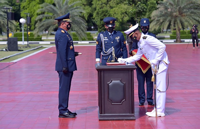 Panglima TNI Marsekal TNI Hadi Tjahjanto saat melantik 122 Perwira Prajurit Karier di Plaza Mabes TNI, Cilangkap, Jakarta Timur, Jumat (12/11/2021).