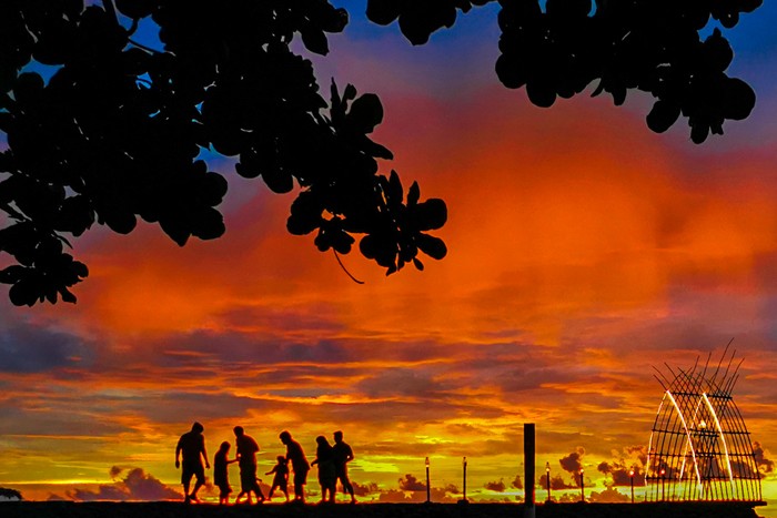 Suasana pemandangan senja yang diabadikan menggunakan smartphone di Pantai Anyer, Serang, Banten, Jumat (12/11/2021).