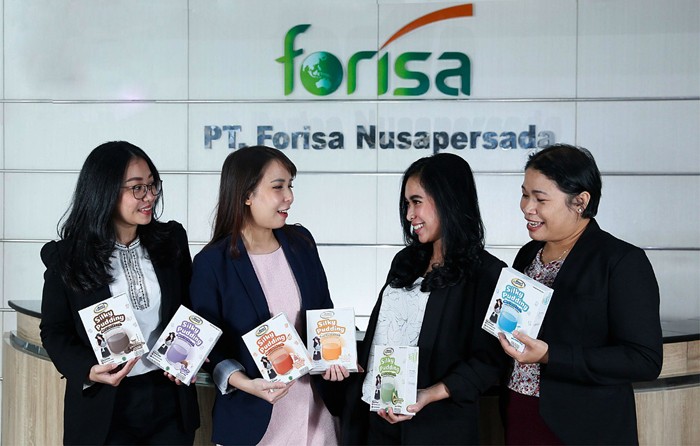 Brand Manager Mom's Recipe Silky Pudding, Ryrin Paramita (kedua kiri) dan team saat memperkenalkan variant produk terbaru dari Mom's Recipe Silky Pudding.