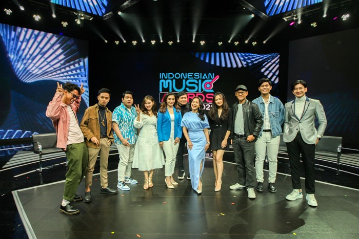 Programming & Acquisition Director RCTI, Dini Putri (tengah) bersama CEO PT Melon Indonesia, Dedi Suherman (kanan) saat konferensi pers di Studio 14 MNC.