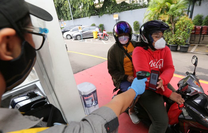 Konsumen membayar menggunakan fitur scan QR Code untuk mendapatkan Cashback 50% dan Diskon 50.000 dari ShopeePay di drive thru gerai McDonald’s.