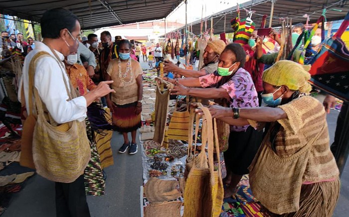 Presiden Joko Widodo singgah berbelanja di Pasar Noken Taman Imbi, Kota Jayapura, Papua, Sabtu (13/11/2021).