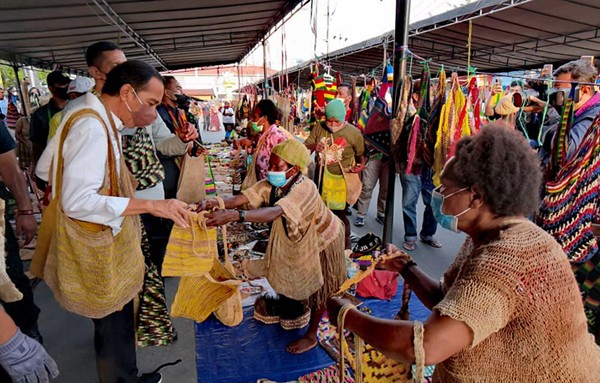 Presiden Joko Widodo singgah berbelanja di Pasar Noken Taman Imbi, Kota Jayapura, Papua, Sabtu (13/11/2021).