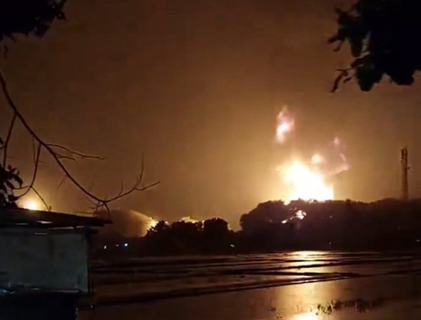 Tangki Kilang minyak Pertamina RU IV Cilacap, Jawa Tengah mengalami kebakaran, Sabtu (13/11/2021) malam.