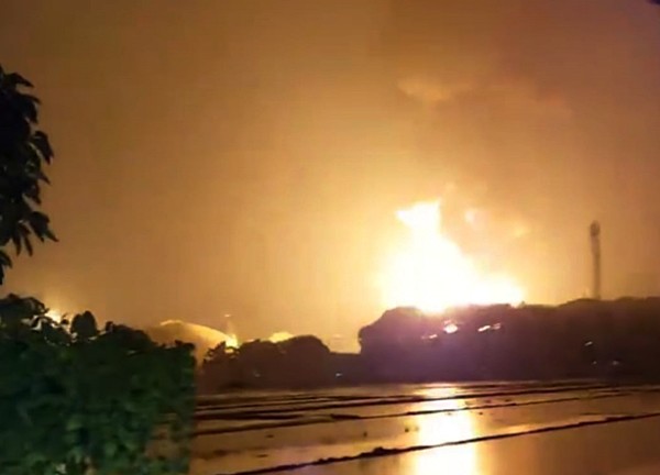 Tangki Kilang minyak Pertamina RU IV Cilacap, Jawa Tengah mengalami kebakaran, Sabtu (13/11/2021) malam.