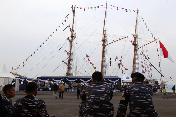 Suasana gelaran Surabaya Pahlawan Jazz dengan venue KRI Dewaruci, di Dermaga Madura Ujung, Koarmada II, Surabaya, Jawa Timur, Jumat (12/11/2021) malam.