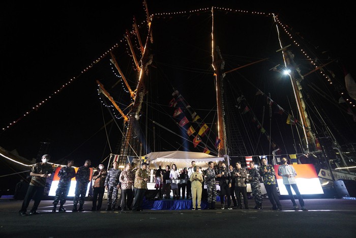 Suasana gelaran Surabaya Pahlawan Jazz dengan venue KRI Dewaruci, di Dermaga Madura Ujung, Koarmada II, Surabaya, Jawa Timur, Jumat (12/11/2021) malam.