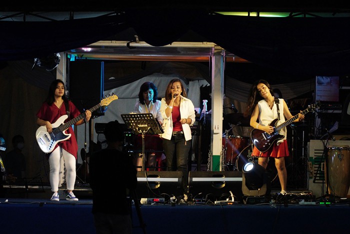 Suasana gelaran Surabaya Pahlawan Jazz dengan venue KRI Dewaruci, di Dermaga Madura Ujung, Koarmada II, Surabaya, Jawa Timur, Jumat (12/11/2021) malam.