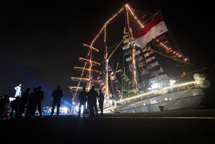 Suasana gelaran Surabaya Pahlawan Jazz dengan venue KRI Dewaruci, di Dermaga Madura Ujung, Koarmada II, Surabaya, Jawa Timur, Jumat (12/11/2021) malam.