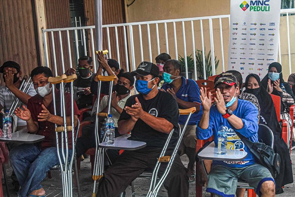 MNC Peduli dan Yayasan Etika Moral Indonesia (YEMI) berkolaborasi menyalurkan kaki palsu kepada para tuna daksa di Jakarta, Sabtu (13/11/2021).