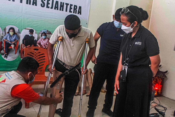 MNC Peduli dan Yayasan Etika Moral Indonesia (YEMI) berkolaborasi menyalurkan kaki palsu kepada para tuna daksa di Jakarta, Sabtu (13/11/2021).